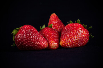 Frutas frescas, furillas con fondo negro