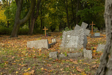 zniszczony nagrobek na starym cmentarzu