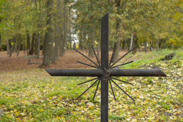 krzyż na starym cmentarzu jesienią - obrazy, fototapety, plakaty