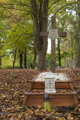grobowiec na cmentarzu jesienią - obrazy, fototapety, plakaty