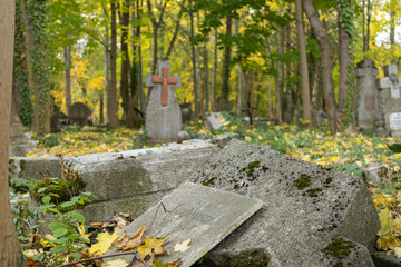 zniszczony grób jesienią