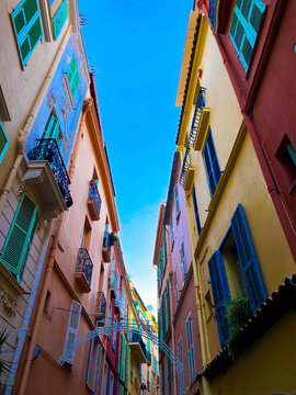 De passage dans une ruelle &eacute;troite de Antibes