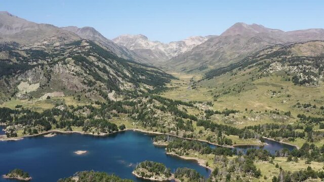 survol de foret, rivi&egrave;res, torrents et lacs de montagne en France dans les Pyr&eacute;n&eacute;es
