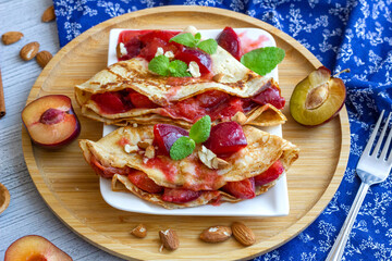 Naleśniki ze śliwkami z cynamonem i migdałami © Monika