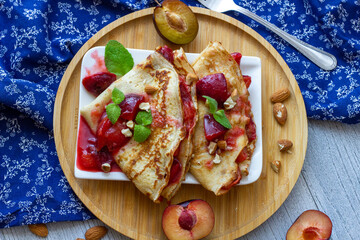 Naleśniki ze śliwkami z cynamonem i migdałami © Monika