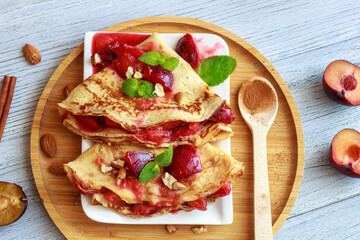 Pancakes with plums with cinnamon and almonds