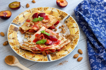 Naleśniki ze śliwkami z cynamonem i migdałami © Monika