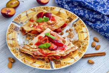 Naleśniki ze śliwkami z cynamonem i migdałami © Monika