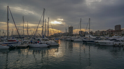 Fototapeta na wymiar Puesta de Sol en el puerto de Alicante