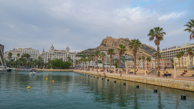 Casa Carbonell y Castillo de Santa B&aacute;rbara desde el Puerto Deportivo Marina de Alicante