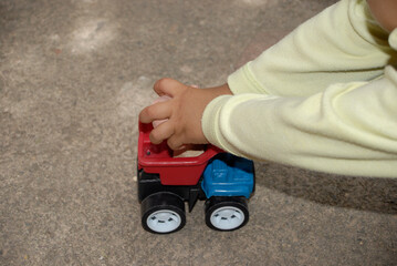 Niño del sur de México de escasos recursos jugando,  con  juguetes rústicos