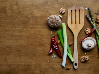 나무로 만든  조리도구, 뒤집개, 호두, 아스파라거스, 소금, 고추, 파, 버섯