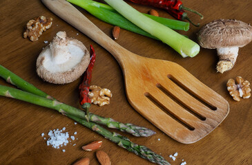 나무로 만든  조리도구, 뒤집개, 호두, 아스파라거스, 소금, 고추, 파, 버섯