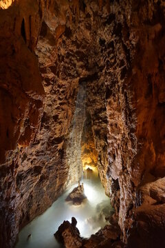 Grutas de Mira de Aire - Portugal
As Grutas de Mira de Aire s&atilde;o um conjunto de grutas calc&aacute;rias localizadas em Mira de Aire, no concelho de Porto de M&oacute;s, no distrito de Leiria, em Portugal. 