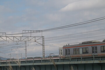 Naklejka premium 橋を渡る東海道線の車両