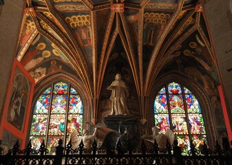 Obraz premium The stained glass windows and statues in Wawel Cathedral Krakow Poland