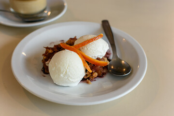 Postre helado con frutas servido en mesa con plato y cuchara