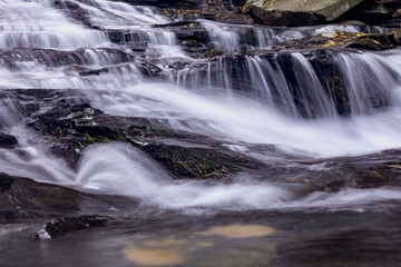 Obraz premium Water flowing over rocks in stream