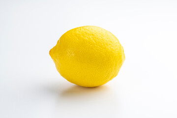 白背景にレモン1個