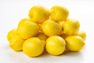 白背景にたくさんのレモン