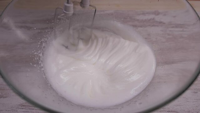 mixer whip egg wolk slow motion