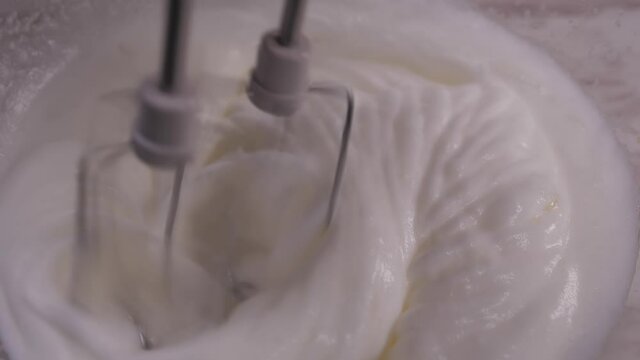 mixer whip egg wolk slow motion