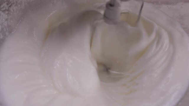 mixer whip egg wolk slow motion