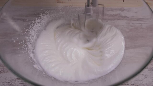 mixer whip egg wolk slow motion