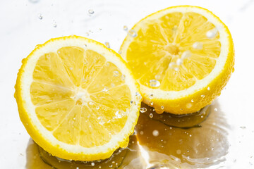 半分にカットしたレモンのアップ