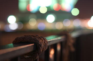 手すりの向こうに見える明かり
The light visible beyond the railing