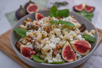 pasta salad with figs and goat cheese