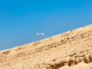 airplane heading to the mountain 
