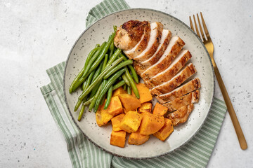 Grilled chicken breast with green beans and sweet potato - obrazy, fototapety, plakaty