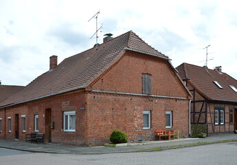 Fototapeta na wymiar Typische Norddeutsche Architektur im Dorf Ahlden, Niedersachsen