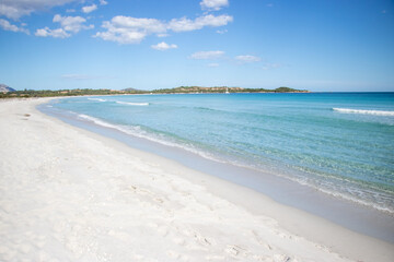 Obraz premium White empty beach landscape. La Cinta, San Teodoro, Sardegna, Italy. Blue sky, clouds
