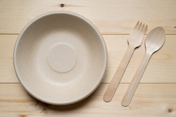 紙や木でできたエコな食器