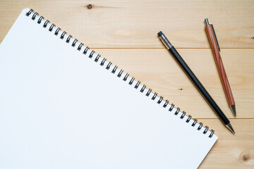 スケッチブックと2本のシャープペンシル