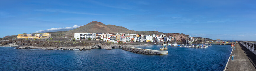 La Restinga, El Hierro - Panoramablick von der Hafenmauer über das Hafenbecken auf die Häuser des...