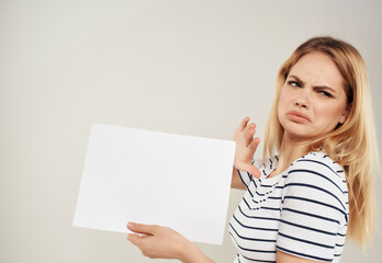 Naklejka premium cheerful woman holding a white sheet of paper copy space
