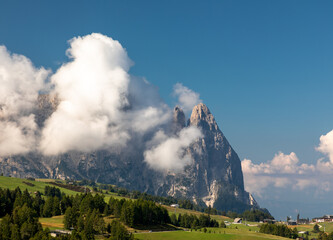Fototapeta na wymiar Auf der Seiser Alm, Alpe di Siusi, mit Blick auf den Schlern, Sciliar, Südtirol