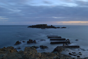 Longue exposition sur une plage, longue exposition sur l'Ile Percée, Plage de Trénez dans le Finistère, Bretagne sud