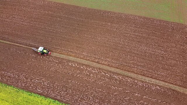 Drohnenaufnahme, Traktor beim Pfl&uuml;gen