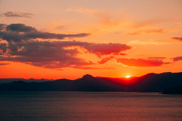 Fototapeta premium Beautiful golden sunset on the seaside