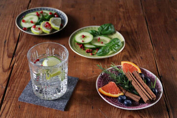 gin tonic und verschiedene garnituren