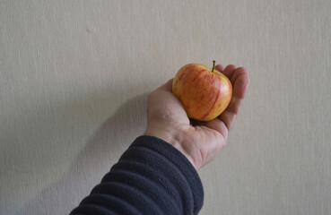 mano sosteniendo una manzana