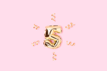 Number 5 golden air balloon with confetti on a pink pastel background. - obrazy, fototapety, plakaty
