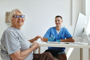 Obraz premium elderly woman sitting in the doctor's office health care