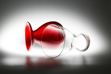 Composizione in controluce con due vasi in vetro, uno rosso e uno trasparente