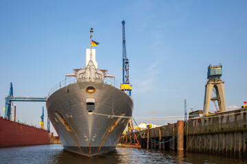 Schiff in einer Werft im Hamburger Hafen 