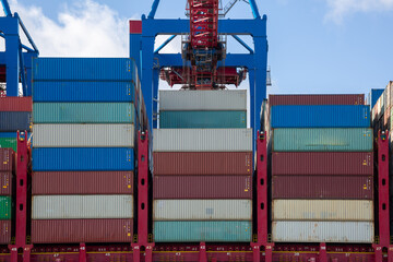 Gestapelte Container im Hamburger Hafen